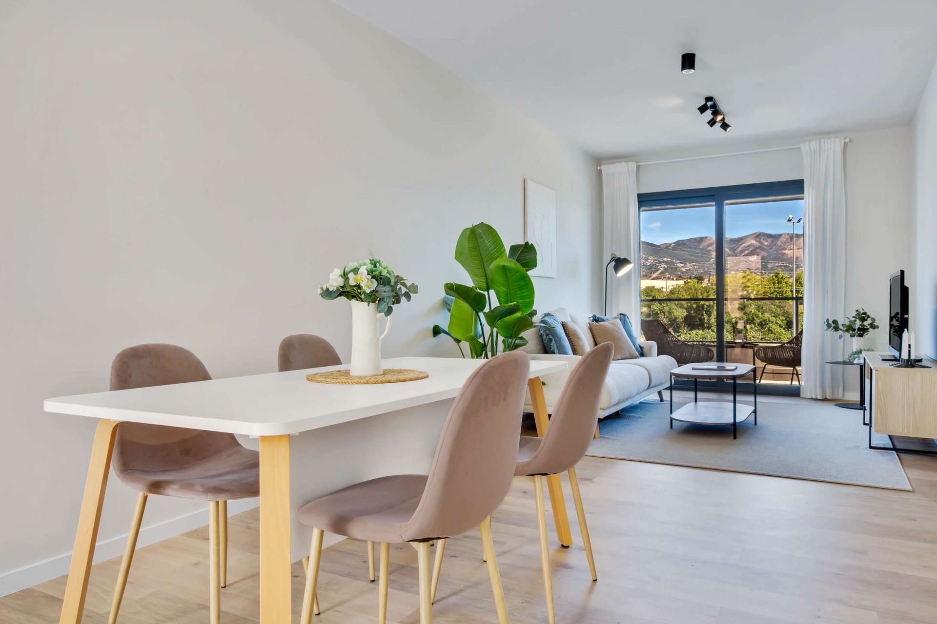 Nowy budynek - Daszek - Las Lagunas de Mijas